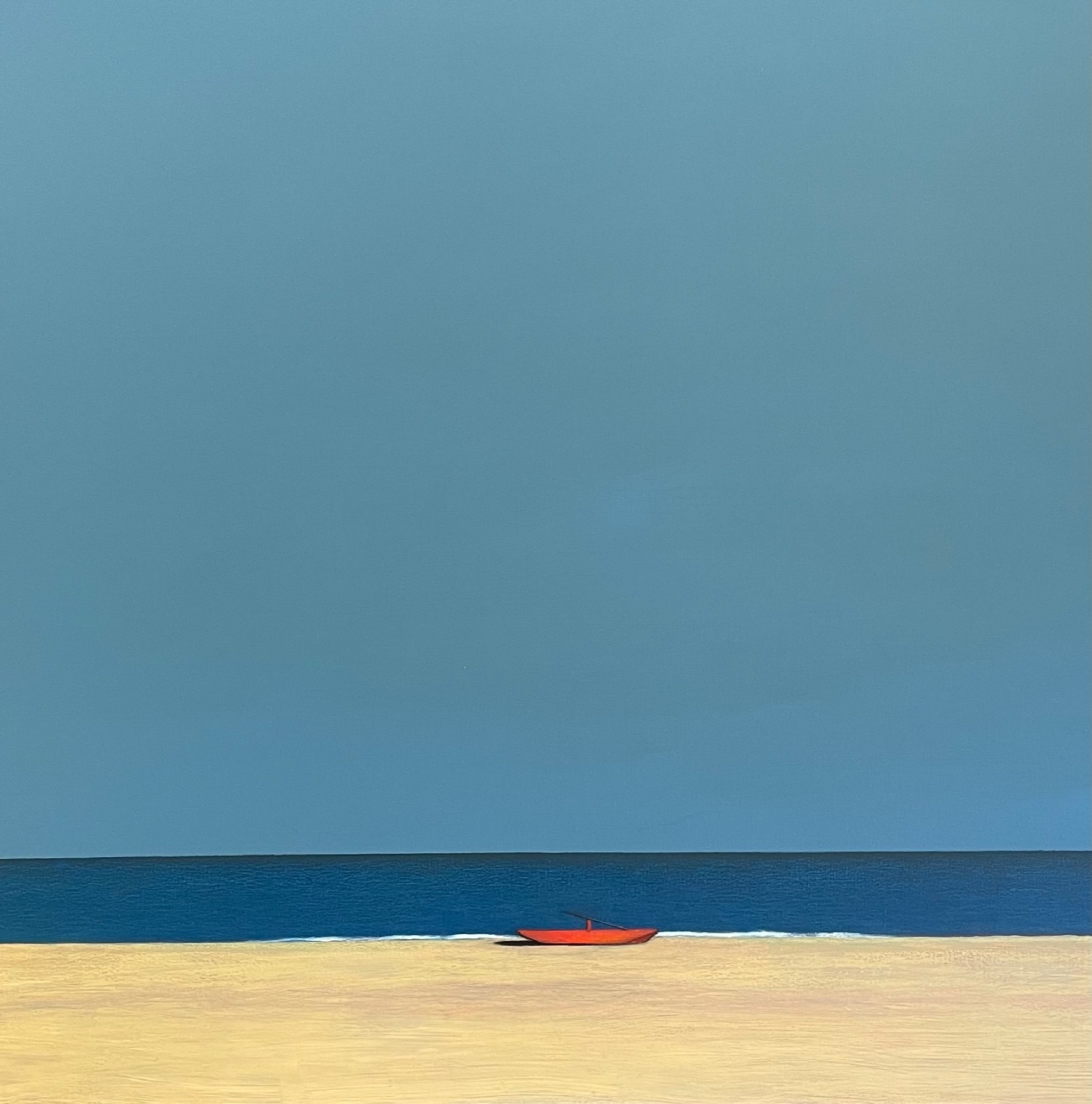 Ein Pastell auf Leinwand Gemälde, das ein rotes Boot auf einem Sandstrand zeigt.