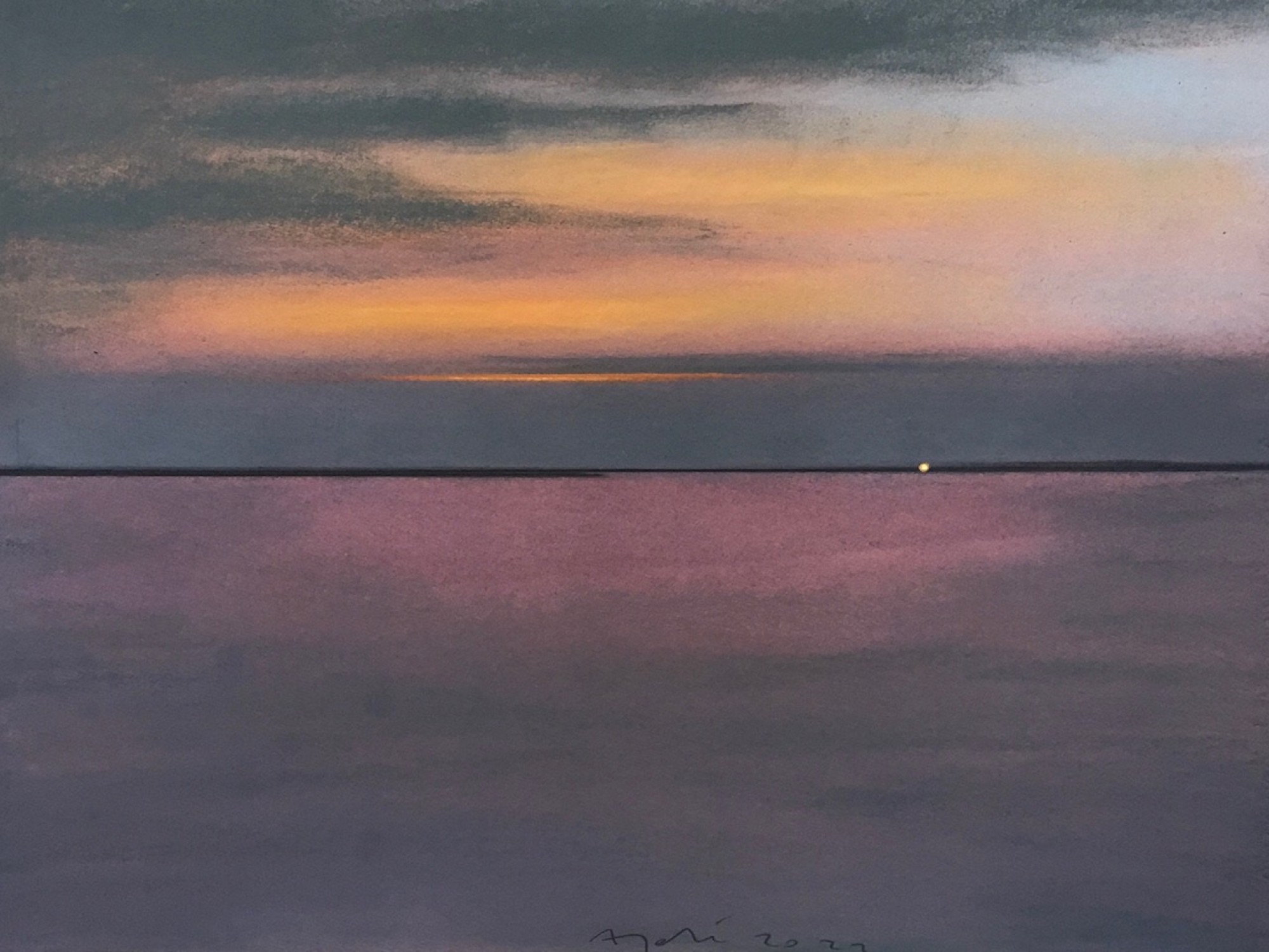 Pastellgemälde, das einen letzten Lichtschimmer am Horizont zeigt, nachdem die Sonne unter dem
                                          Meer untergegangen ist.